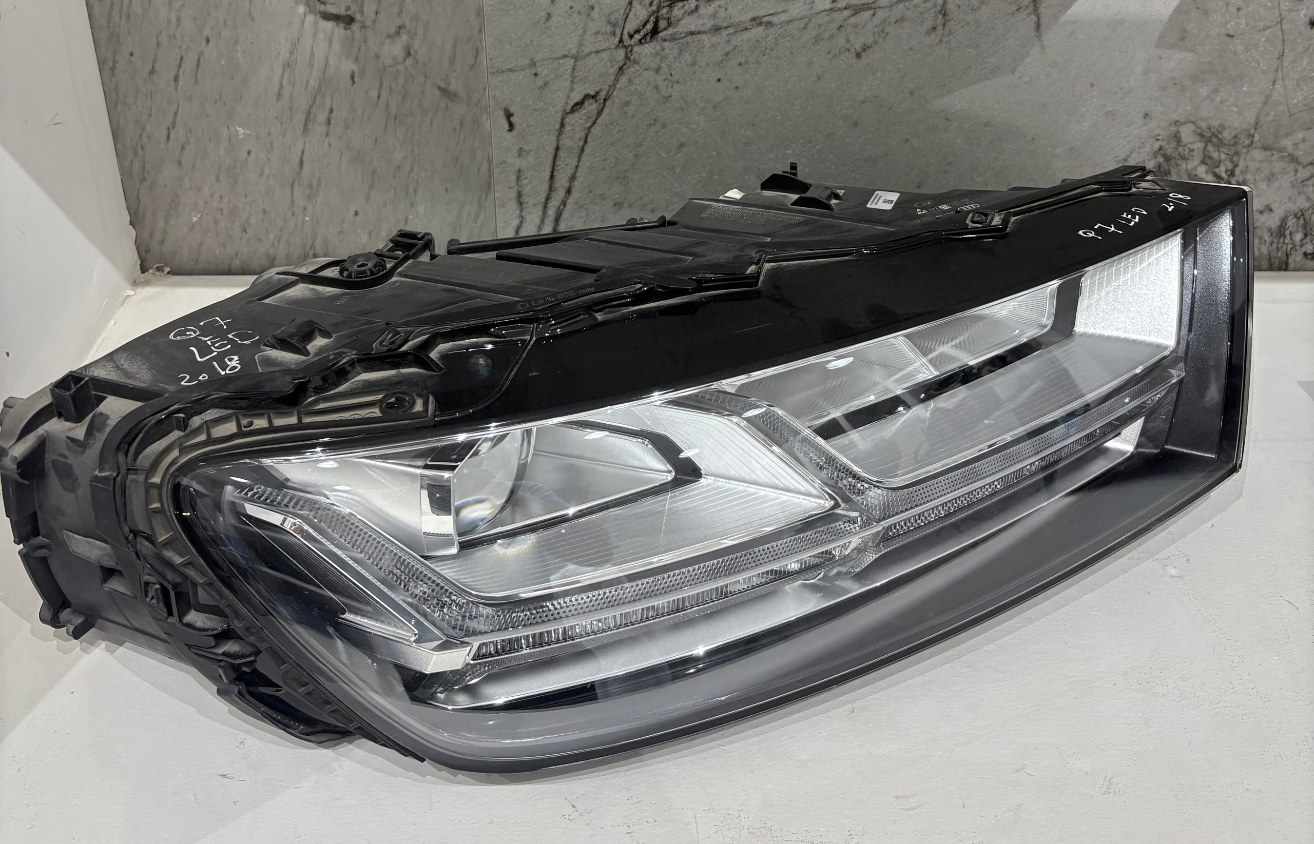 LED Headlamp for Audi Q7 2018 - Used-Main image