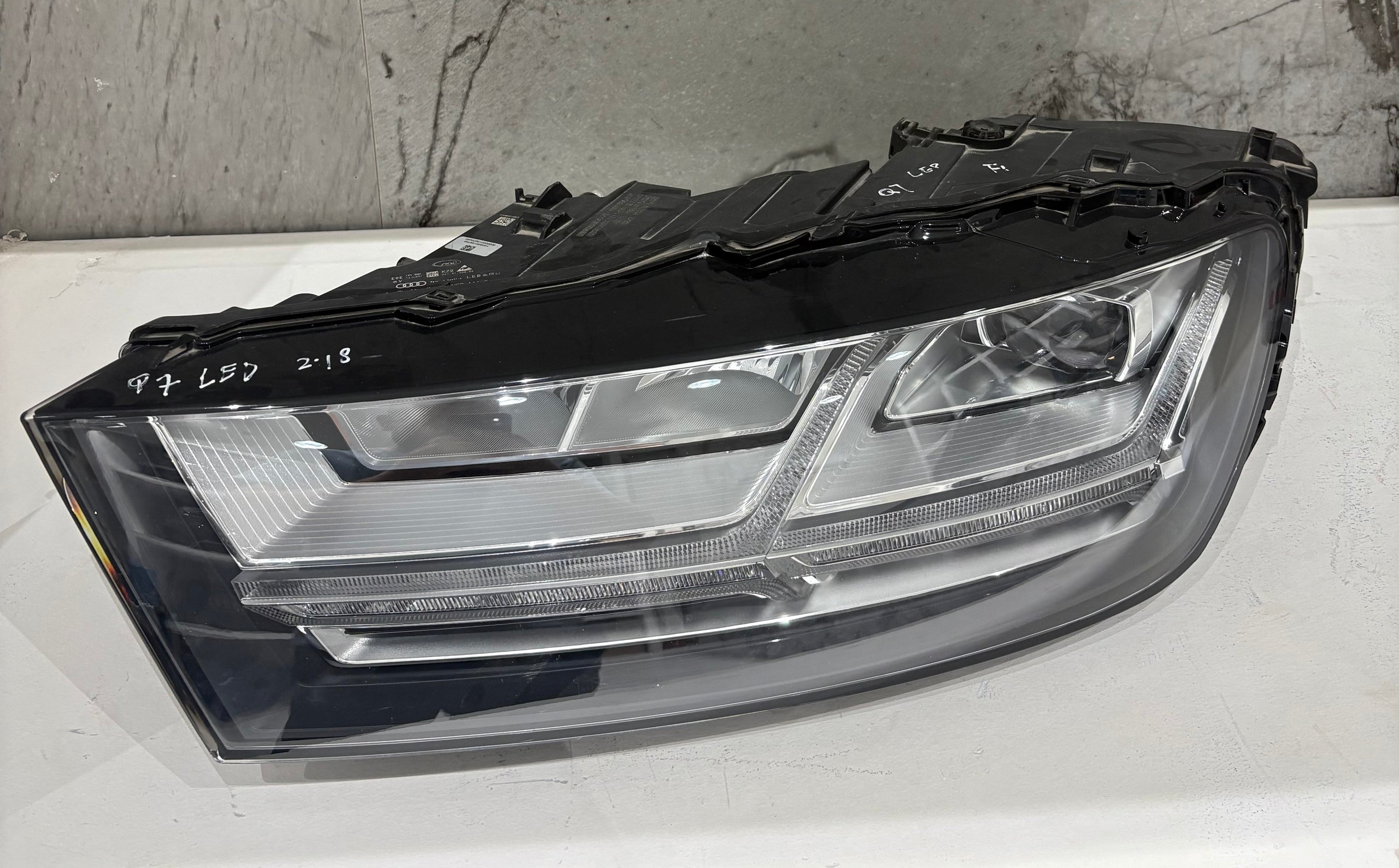 LED Headlamp for Audi Q7 2018 - Used-Main image