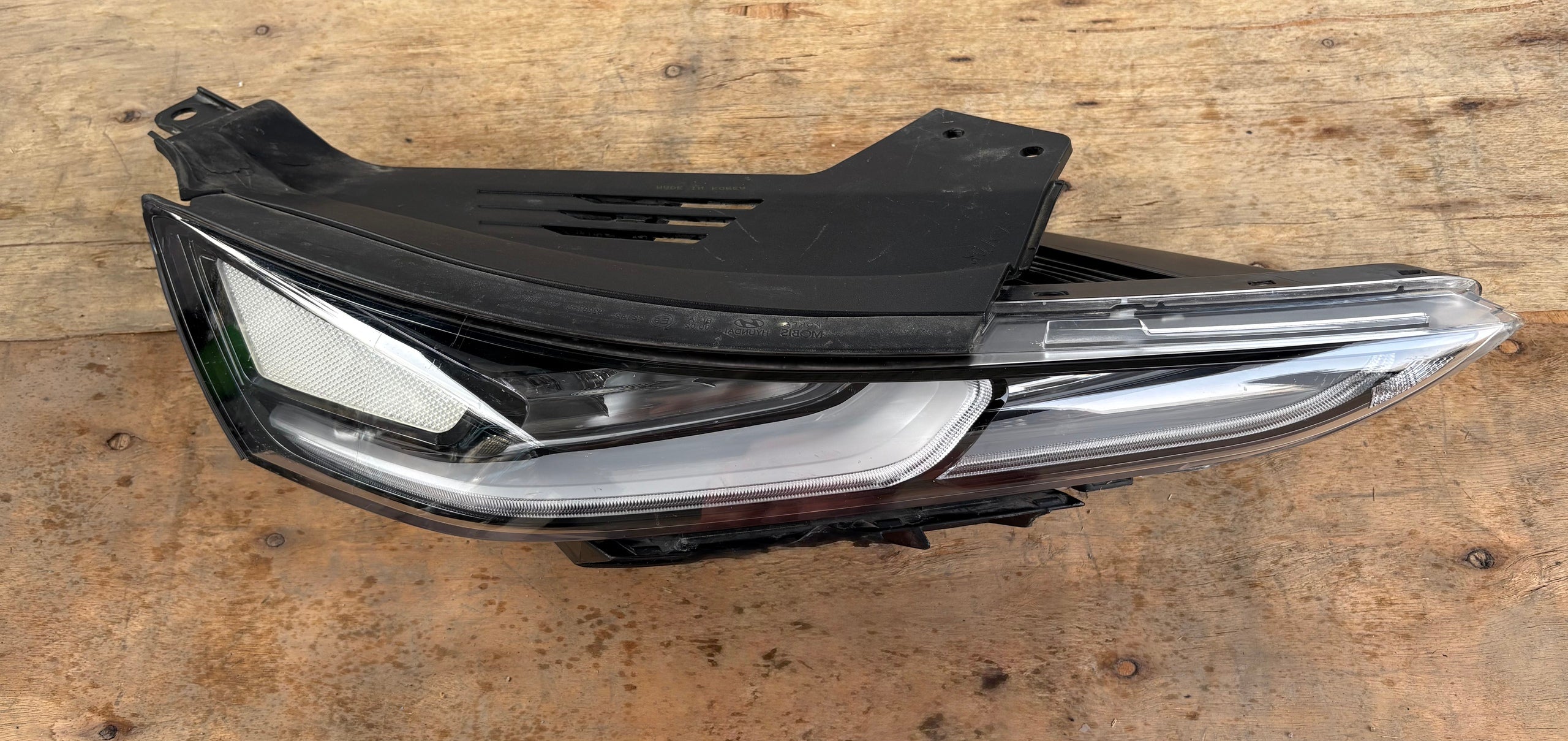 front-right LED Headlamp for Hyundai Santa Fe 2019 - Used-Main image