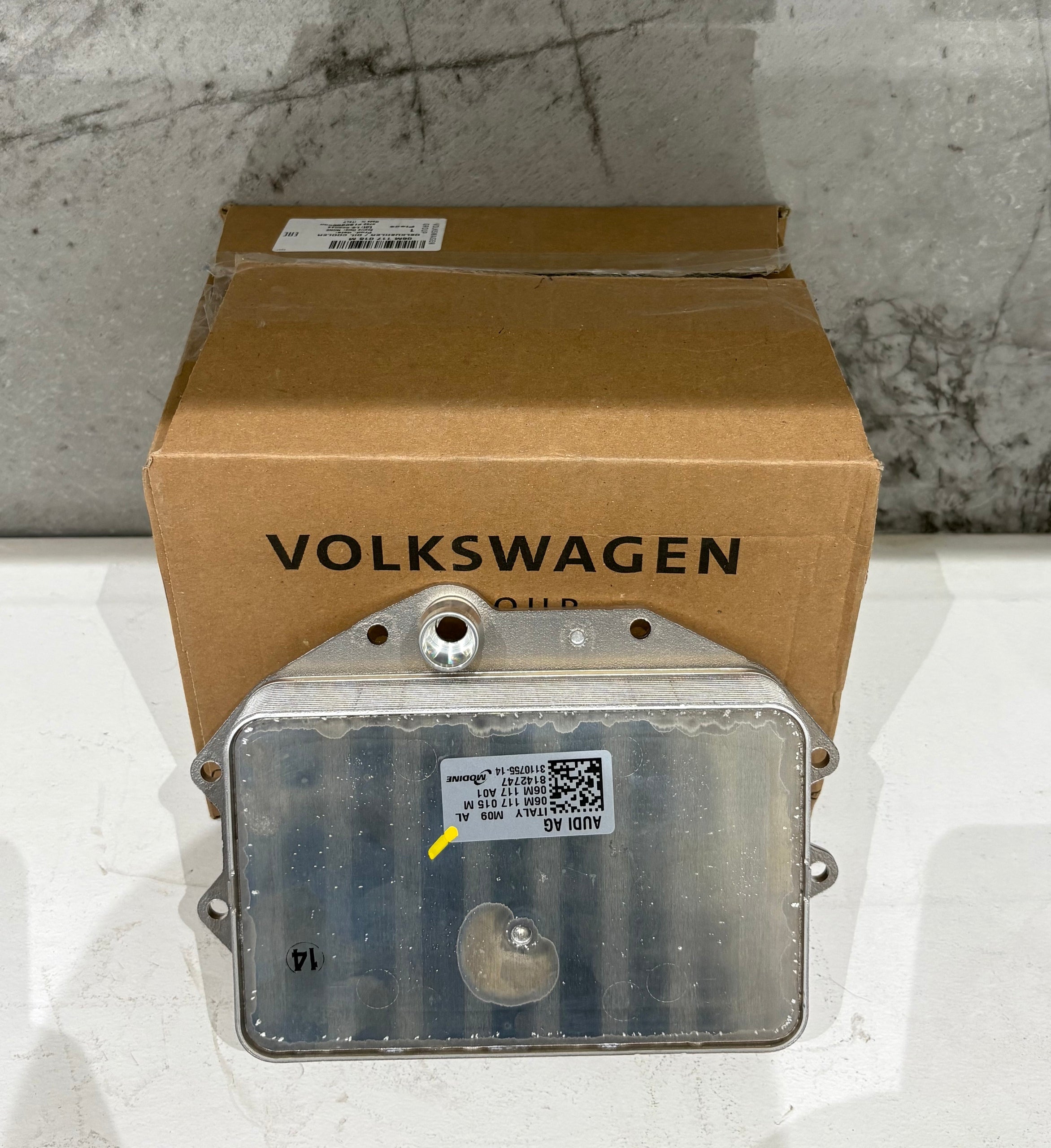 Universal Engine Oil Cooler for Porsche Cayenne 2018 - New-Main image